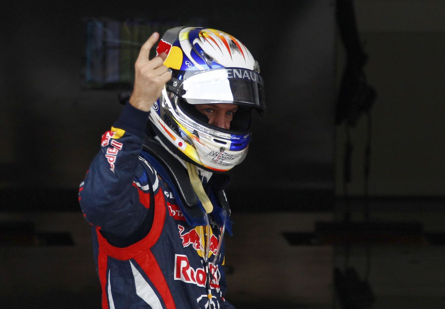 Sebastian Vettel on võidu puhul oma nimetissõrme püsti ajanud.