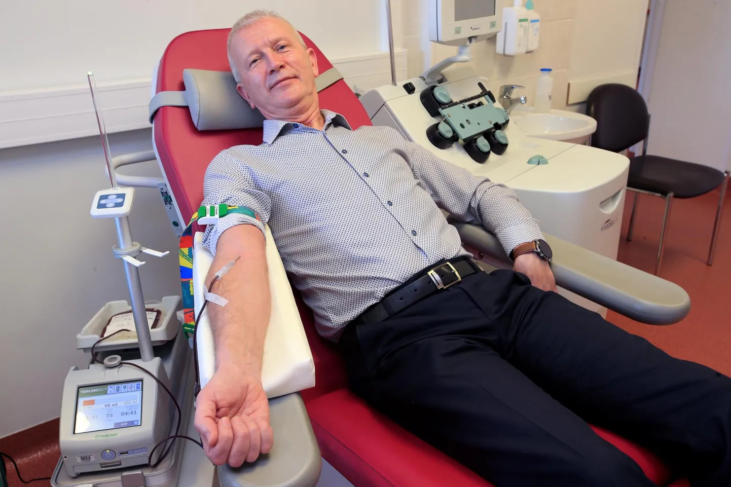 Vereloovutamise vanameister Arvo Paalberg andis eelmisel nädalal Tartu ülikooli kliinikumi verekeskuses verd 112. korda. Maski võttis ta eest vaid korraks, pildistamise ajaks.