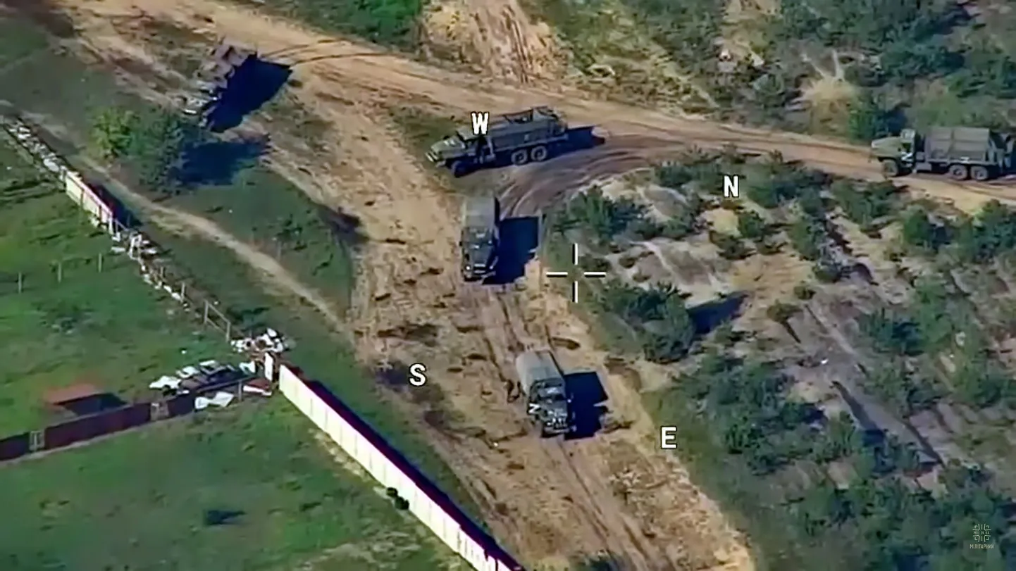 С помощью дрона удалось увидеть, где собираются военные грузовики.