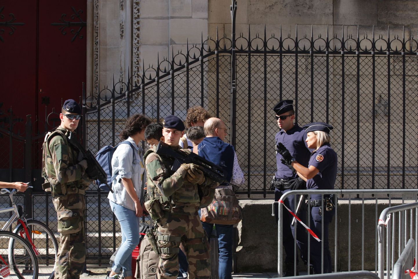 Prantsuse sõjaväelased ja politseinikud tänavatel valvamas.