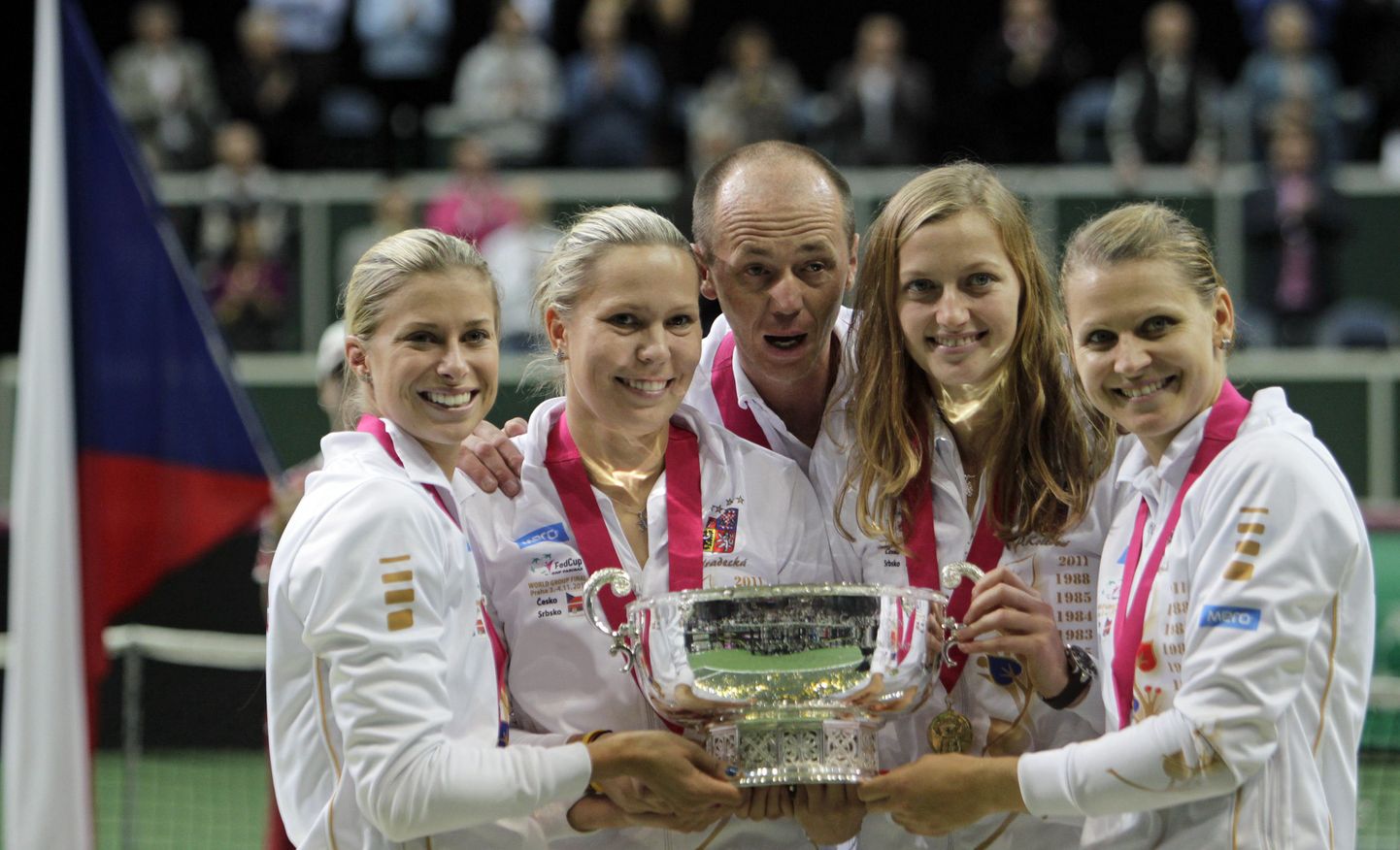 Võidukas Tšehhi (vasakult): Andrea Hlavackova, Lucie Hradecka, naiskonna kapten Patr Pala, Petra Kvitova ja Lucie Safarova.