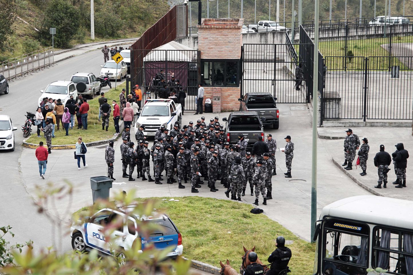 Ecuadori politseinikud kogunemas Turi vangla juurde prison in Cuencas. 1. september 2023.