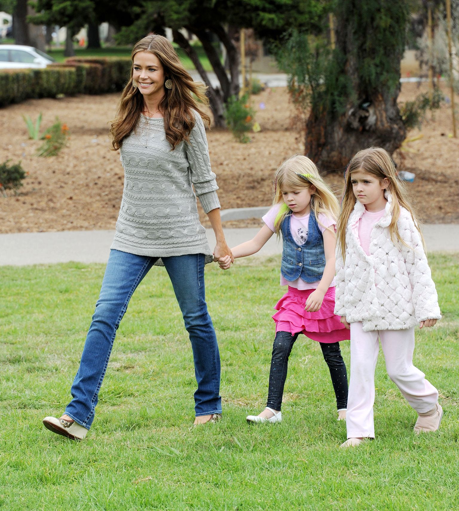 Denise Richards koos enda ja Charlie Sheeni tütarde Lola Rose'i ja Sam Sheeniga 2011. aastal.
