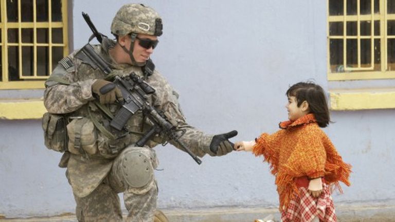 1 марта 2009 года. Солдат США и иракская девочка 