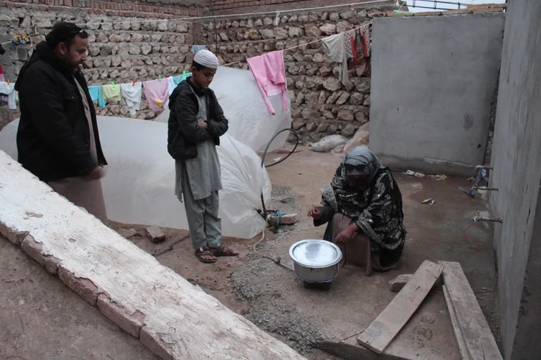 Nii käib Pakistani gaasirikkas piirkonnas Karakis toidu valmistamine. Gaasipliit on ühendatud hiiglasliku kilekotiga, mis väärtuslikku maavara täis. Khyber Pakhtunkhwa provintsis on paar inimest saanud gaasiplahvatusest põletushaavu ja üks surnud.