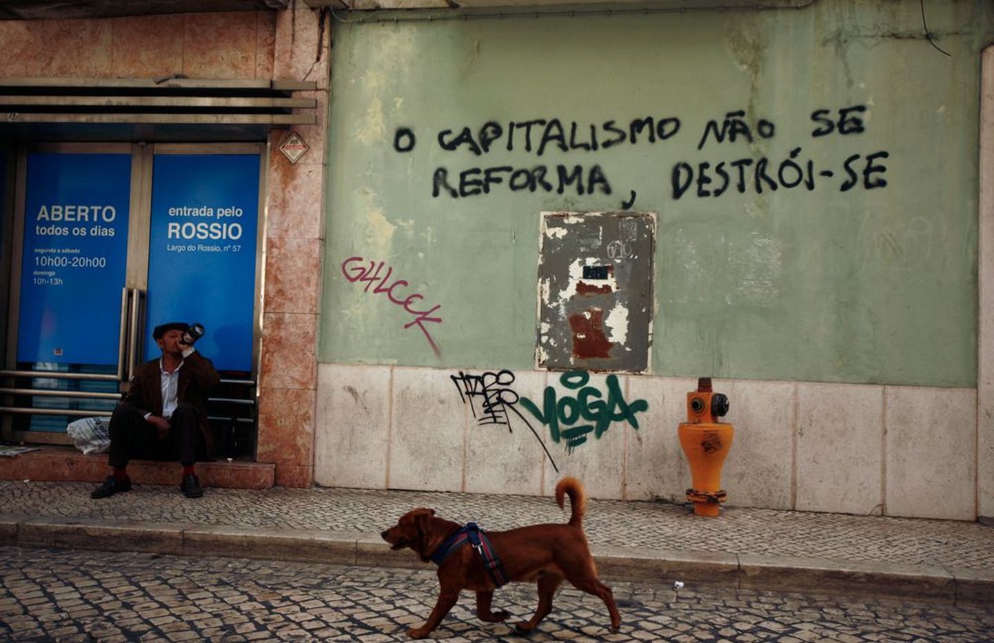 Portugali pealinna Lissaboni tänavapilti on ilmunud sõnumid, mis kutsuvad  üles kapitalismi hävitama.