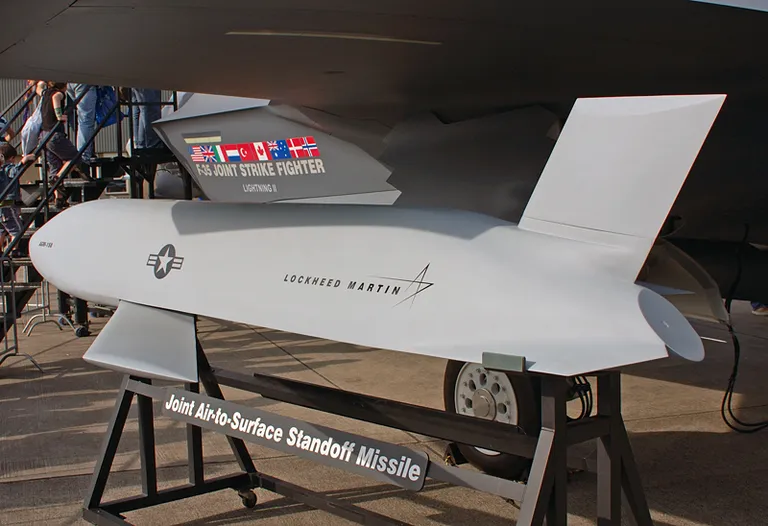 Umbes selline võiks HiJENKS välja näha. Pildil rakett AGM-158 JASSM, mille uuendatud versioonile plaanitakse mikrolainerelv paigutada.