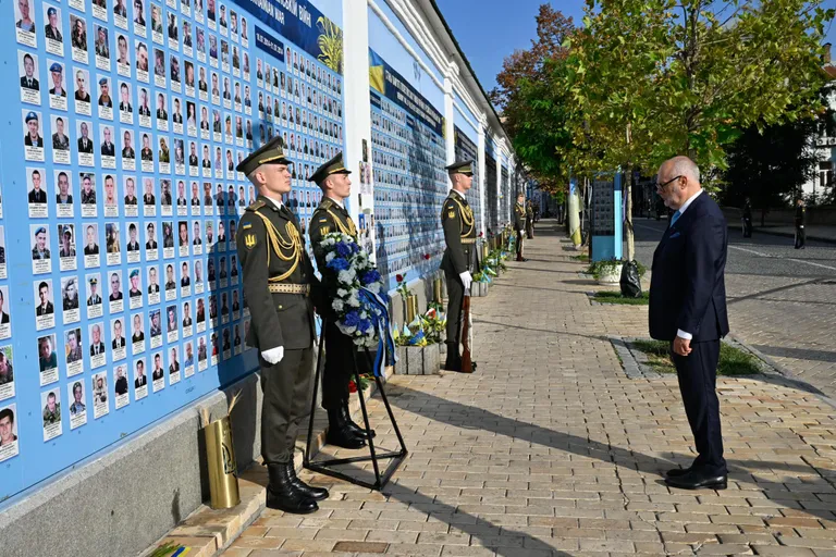 Президент Алар Карис почтил память бойцов, отдавших свои жизни за свободу Украины.