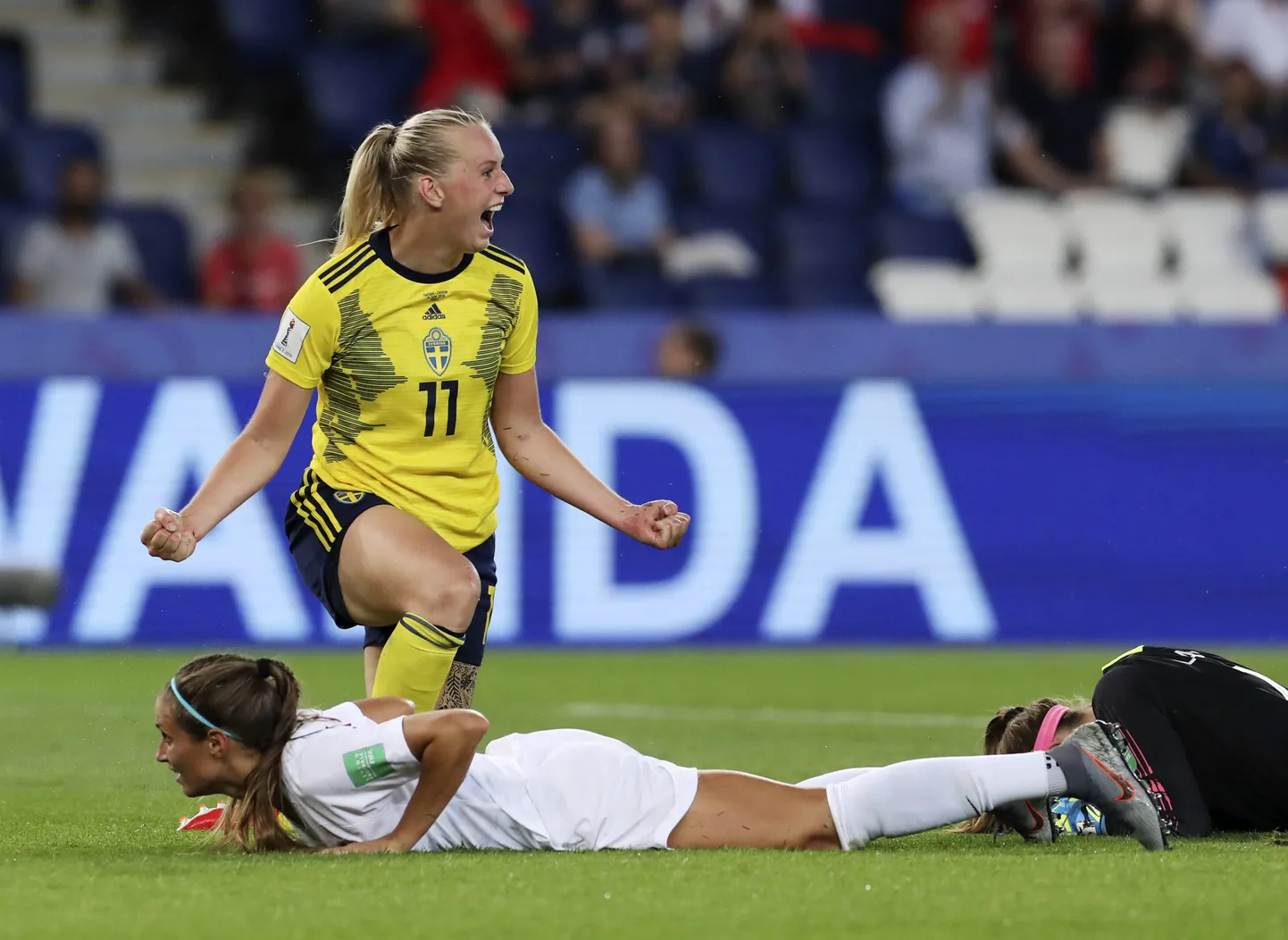 Rootslanna Stina Blackstenius väravat tähistamas.