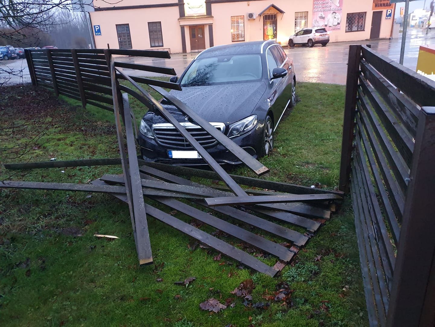 Пьяный водитель врезался в забор частного дома.