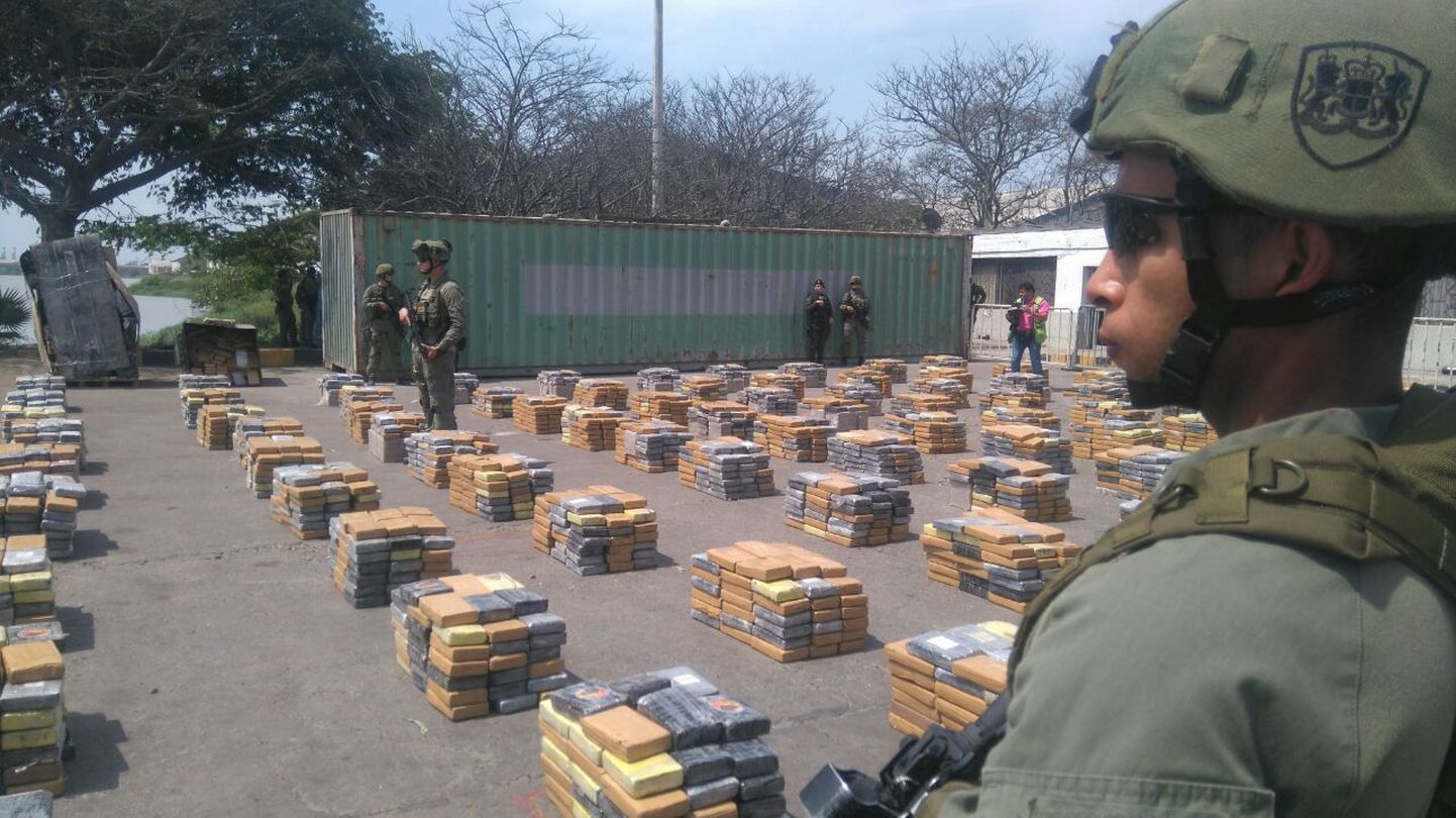 Sõdurid konfiskeeritud kokaiinipakke turvamas.