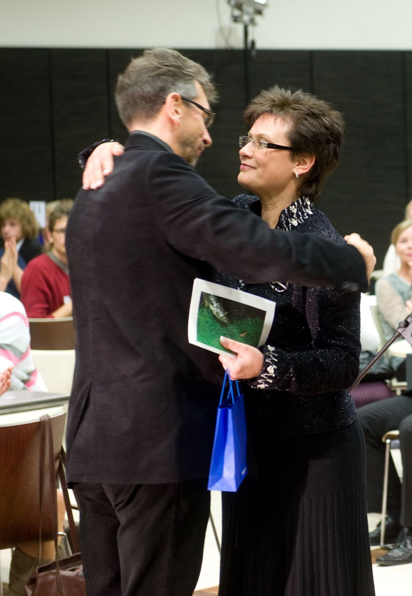 Министр культуры Эстонии Лайне Янес поздравляет обладателя титула "Гражданин года - 2009" Эркки-Свена Тюйра.