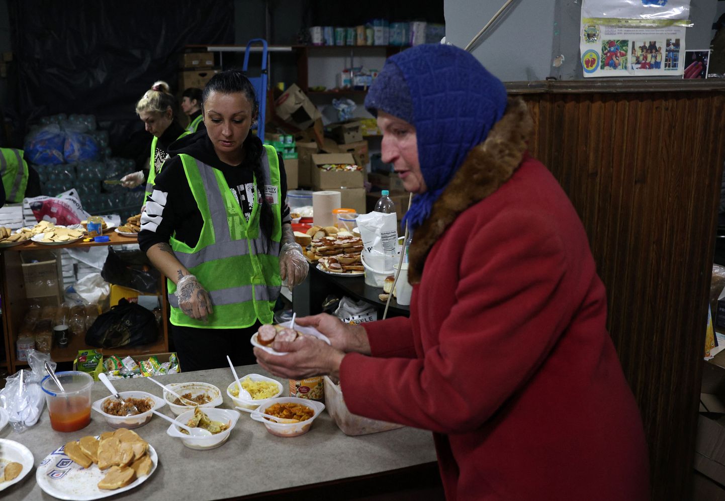 Ukraina vabatahtlikud jagamas toiduabi Bahmutis.