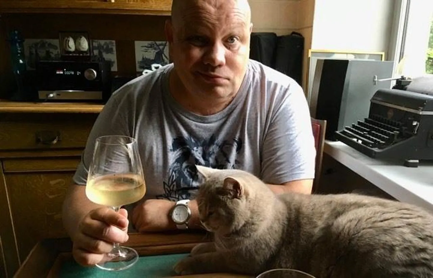 Kirjanik Paavo Matsini kodukontoris valitseb loominguline õhkkond.
