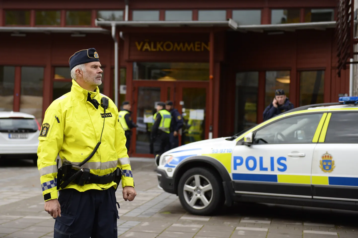 Rootsi politsei mullu oktoobris Trollhattani kooli juures, kus relvastatud mees tappis kolm inimest.