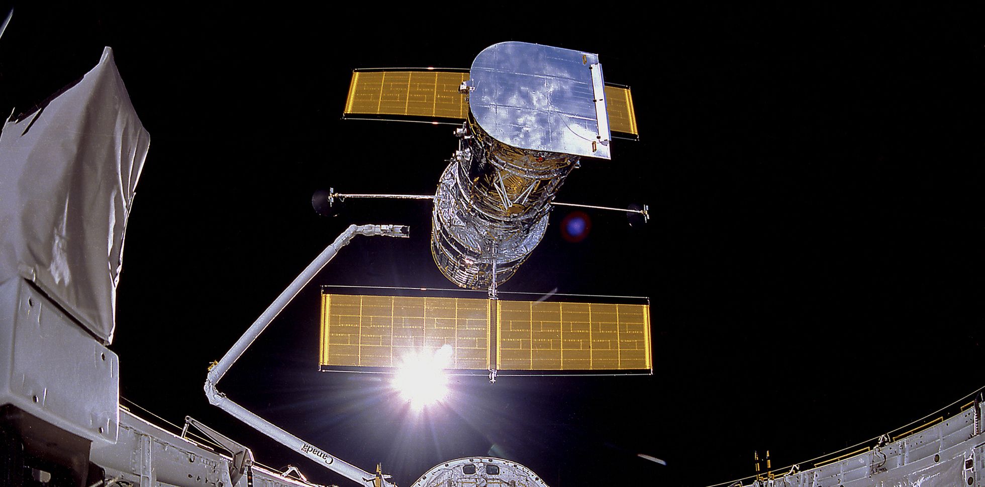 Hubble'i teleskoop pildistatuna hooldustööde ajal kosmoses.