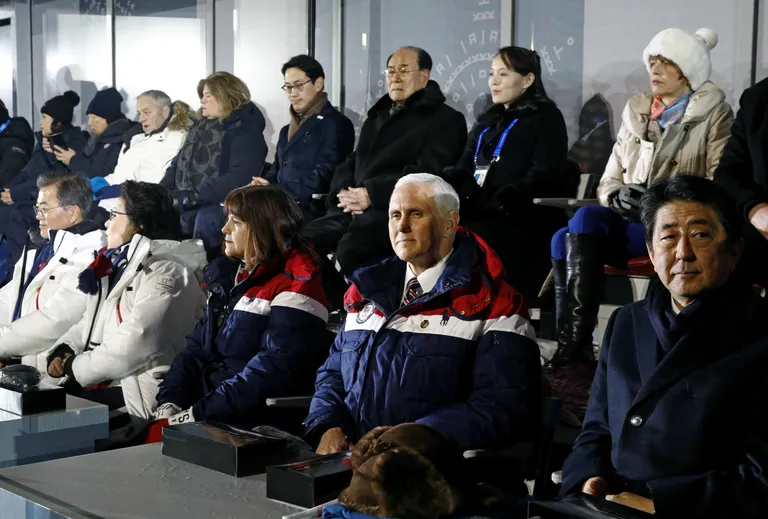 USA aspresident Mike Pence ja Põhja-Korea liidri Kim Jong-uni õde Kim Yo-jong istuvad samas VIP loožis