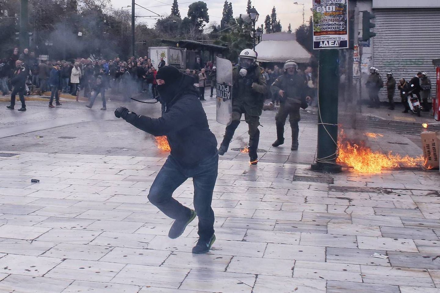 Protestija 4. veebruaril Ateenas plehku pistmas pärast märulipolitseinike pihta bensiinipommi viskamist.