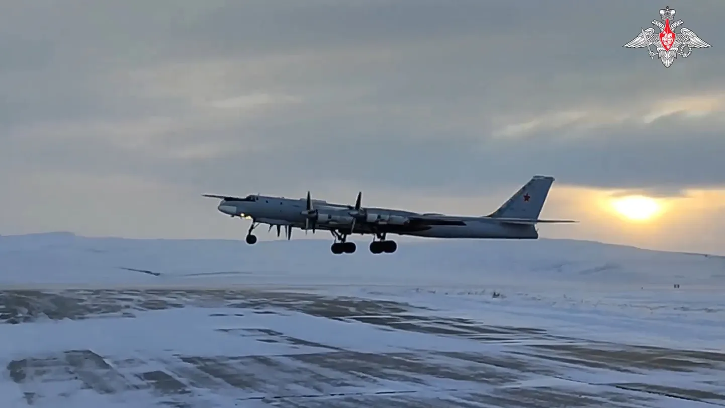 Pommituslennuk Tu-95 Venemaa kaitseministeeriumi veebruaris avaldatud fotol. Pildil on õhusõiduk väidetavalt treeninglennul täpsustamata kohas.