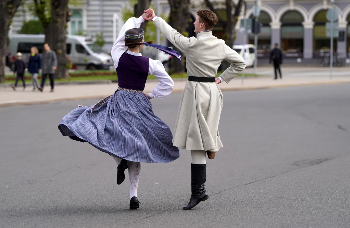 Dejotāji laukumā pie Brīvības pieminekļa, kur notiek tradicionālā "Ziedu Latvijas" veidošana.