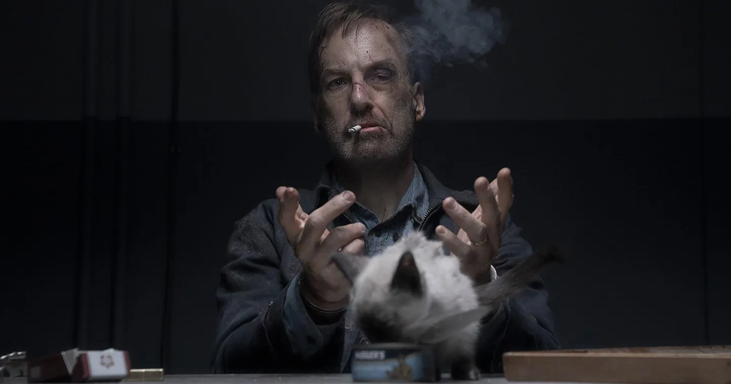 Leebe möllumees kiisu ja kongiga. Bob Odenkirk filmis «Eikeegi».