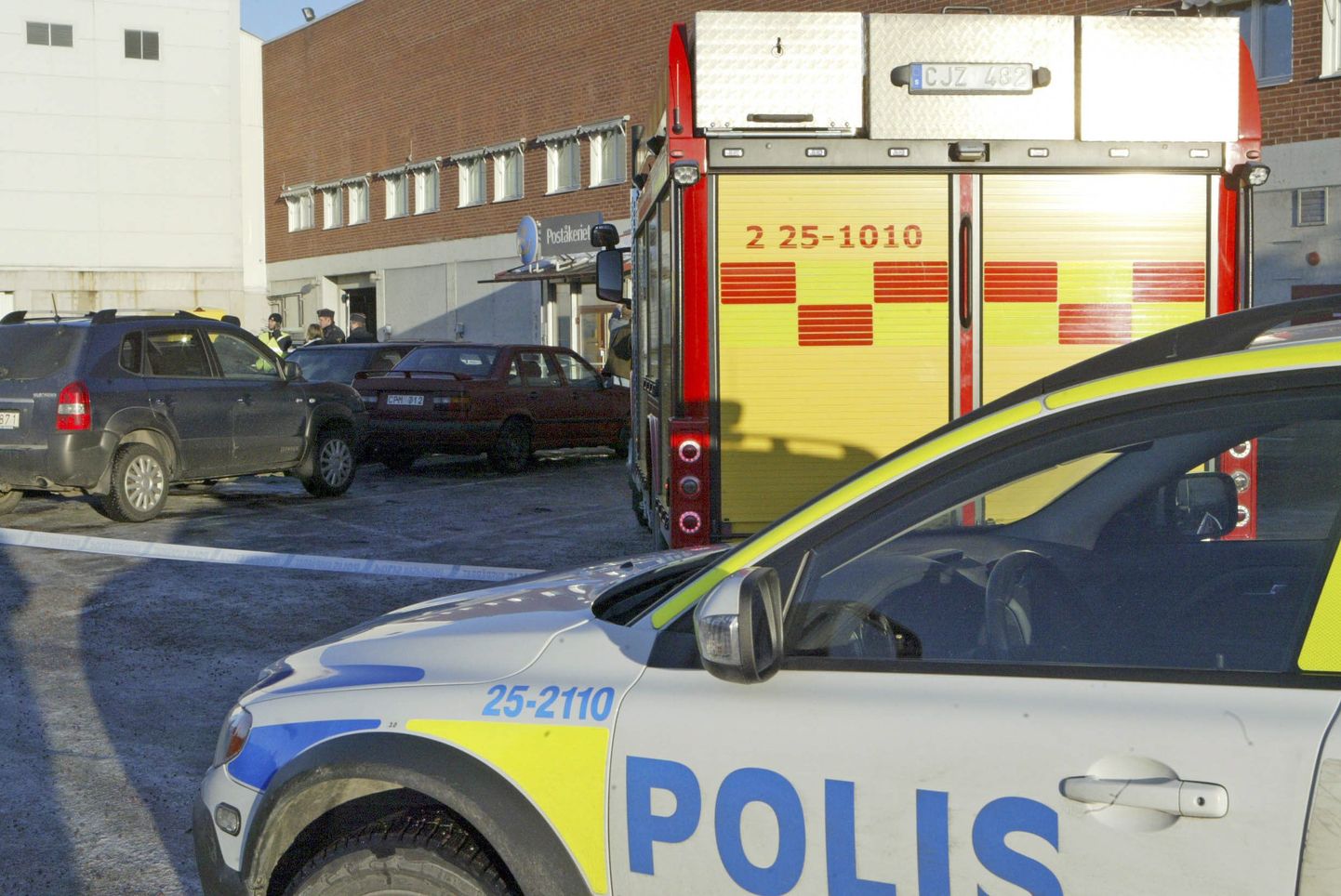 Politsei- ja tuletõrjeautod postijaotuskeskuse juures Borlänges.