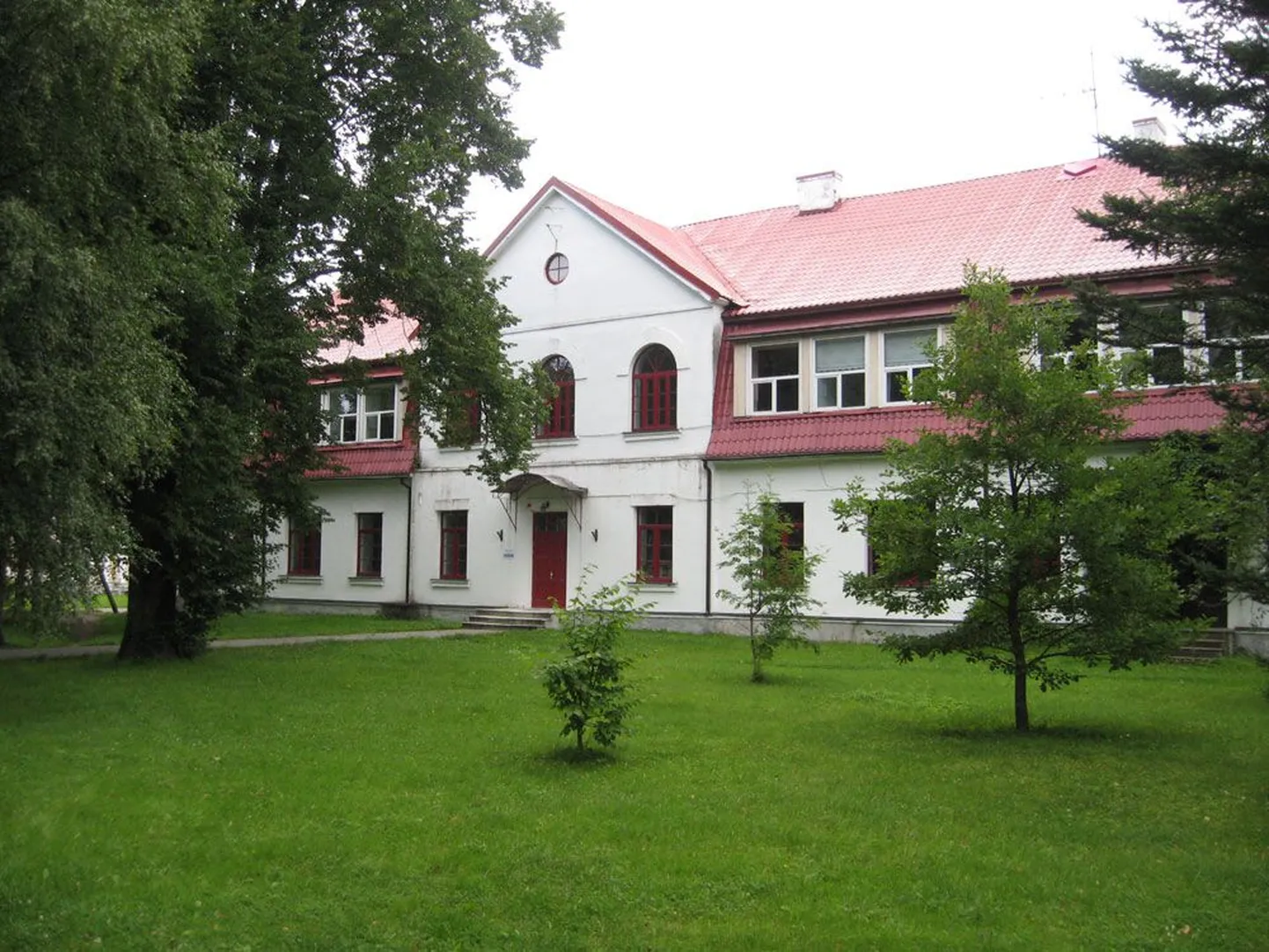 В здании, где 8 августа 1941 года жители спасали моряков «Карла Маркса», сейчас занимаются   ученики младших классов Локсаской 1-й средней школы.