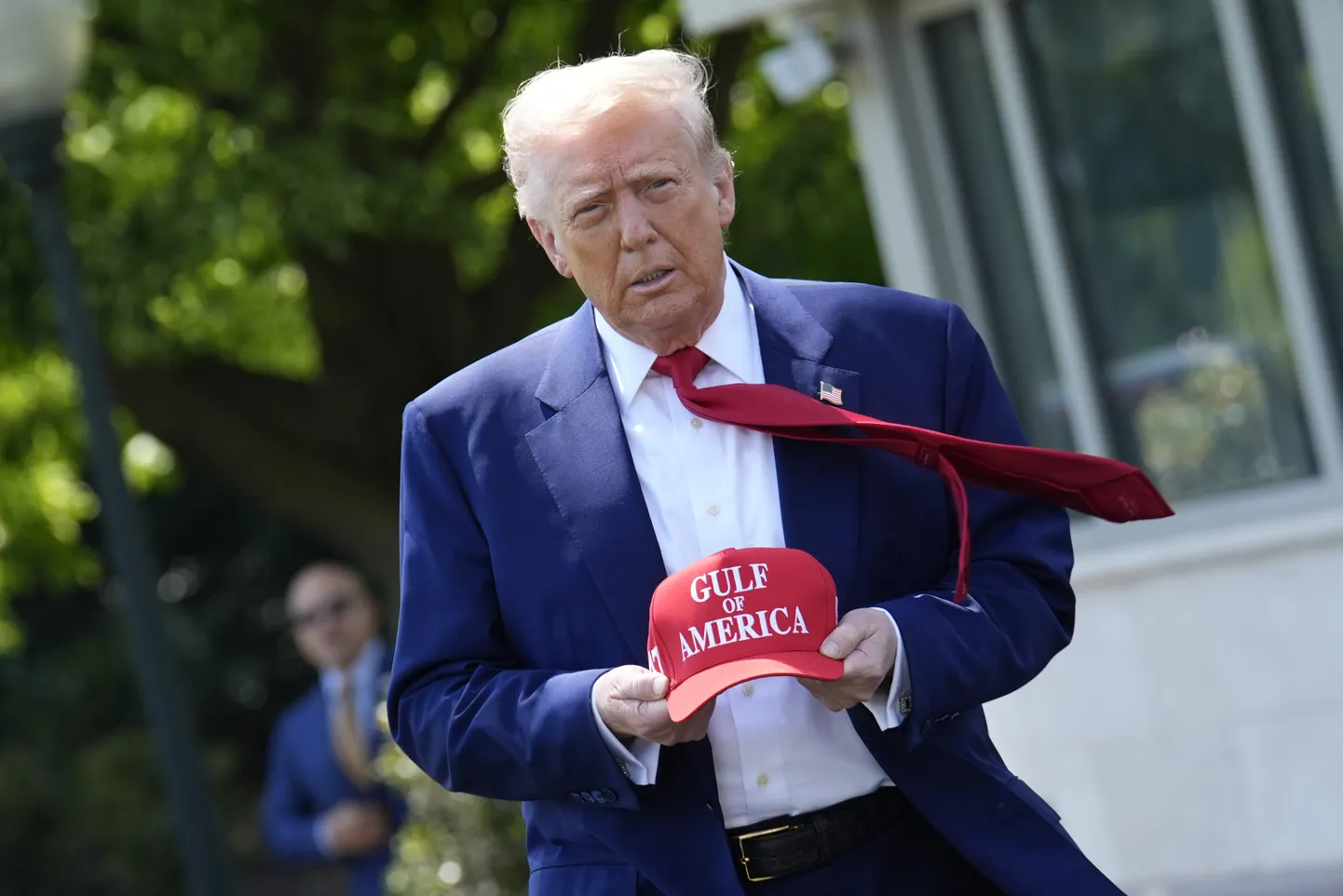 USA president Donald Trump näitamas 29. aprillil 2025 Valge Maja juures aias ajakirjanikele nokkmütsi kirjaga «Gulf of America». Ta lasi Mehhiko lahele sellise nime anda.
