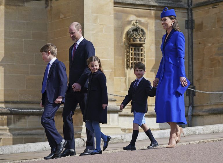 Praegune Walesi prints William perega teel Windsori püha Jüri kabelisse. 