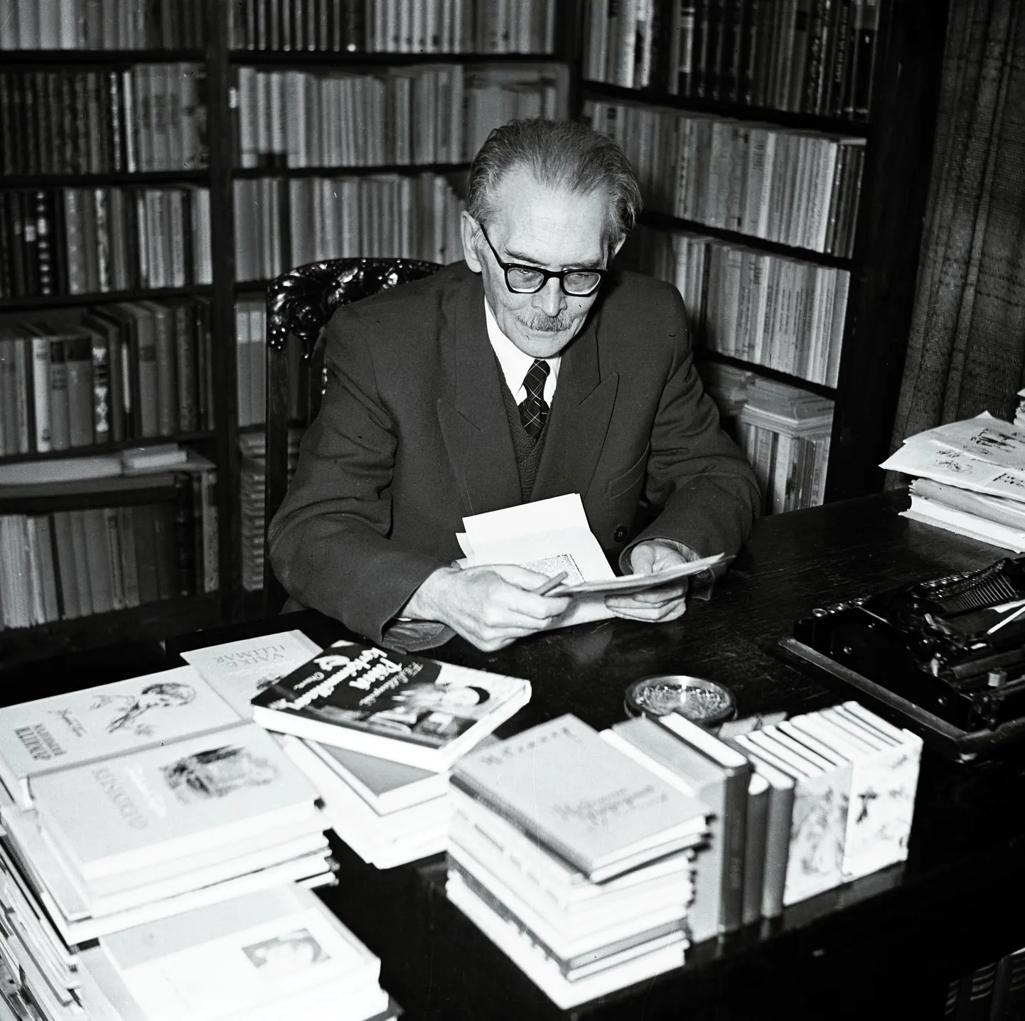 Kirjanik Friedebert Tuglas 1957. aastal oma kodus.
