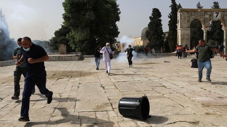 Израильская полиция стреляла светошумовыми гранатами по палестинцам, которые бросали камни и другие предметы.
