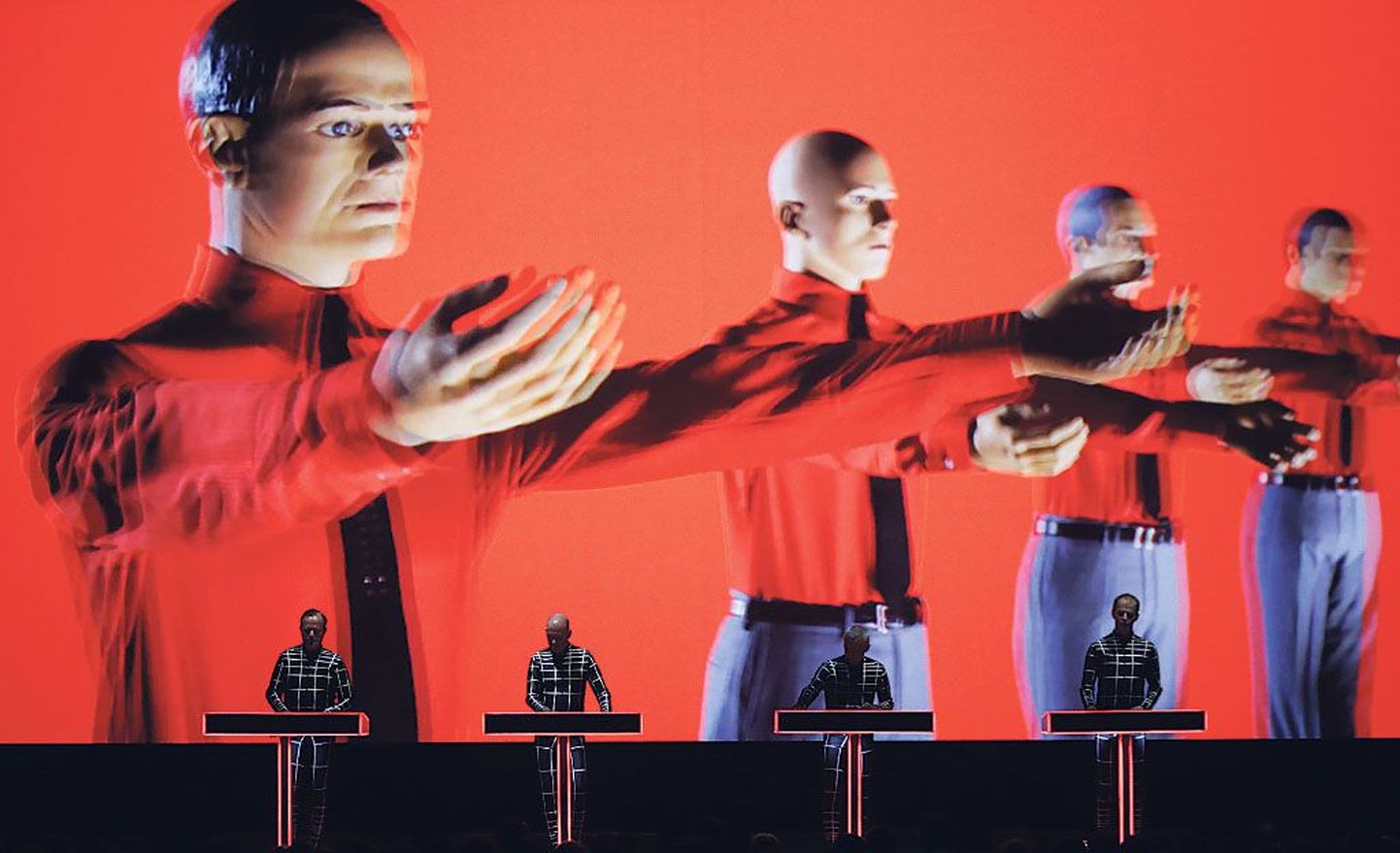 Elektroonikalegendi Kraftwerk esinemisi kaunistab viimastel aastatel võimas 3D-installatsioon.