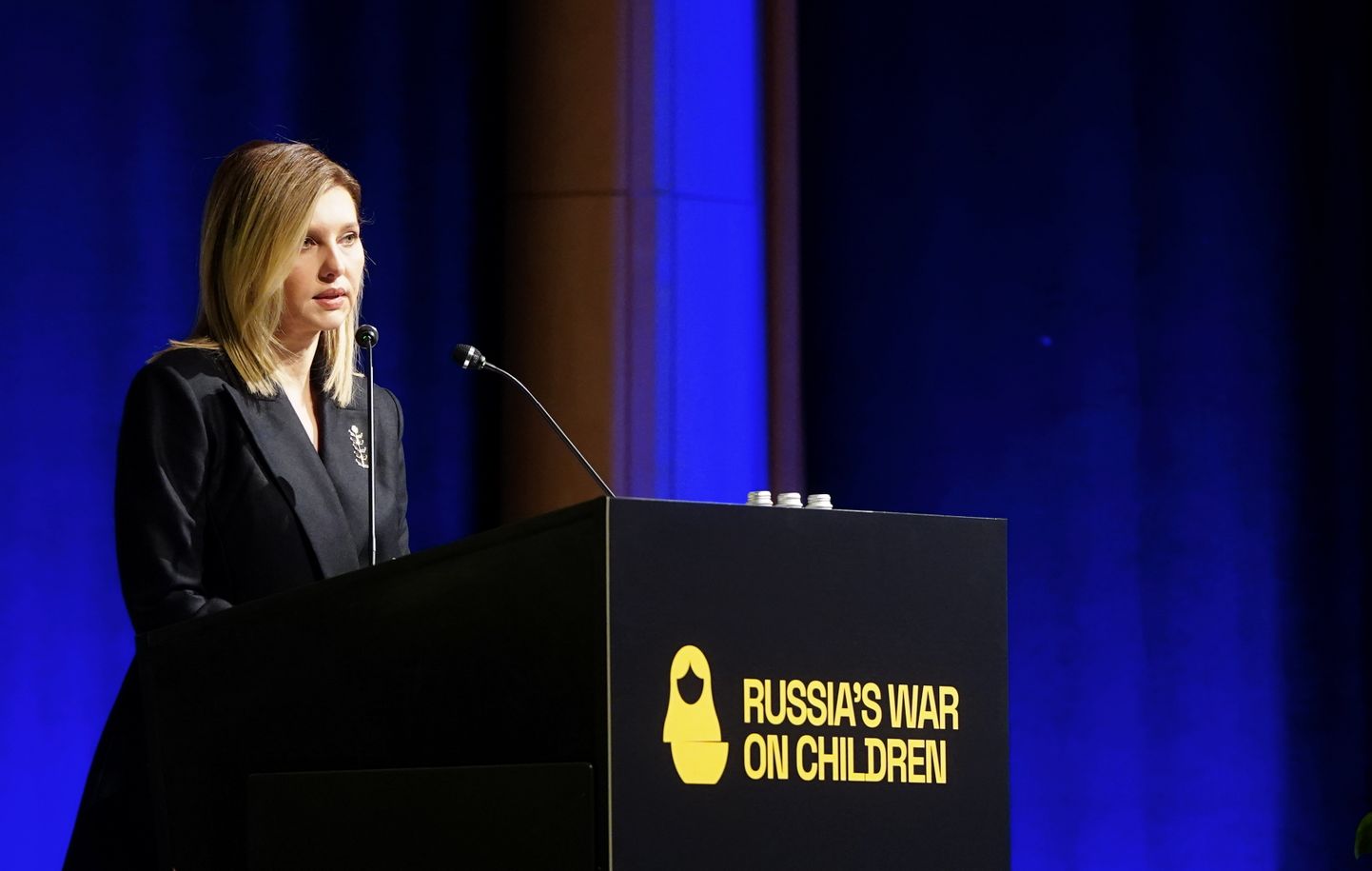 Ukrainas prezidenta kundze Olena Zelenska piedalās starptautiskā konferencē "Krievijas karš pret bērniem" ("Russia’s War on Children"), kas pulcē juristus, žurnālistus, cilvēktiesību aizstāvju nevalstisko organizāciju pārstāvjus, diplomātus un citus cilvēktiesību, ārvalstu tiesību un kara noziegumu ekspertus, lai diskutētu par iespējām Ukrainai atgūt nolaupītos bērnus.