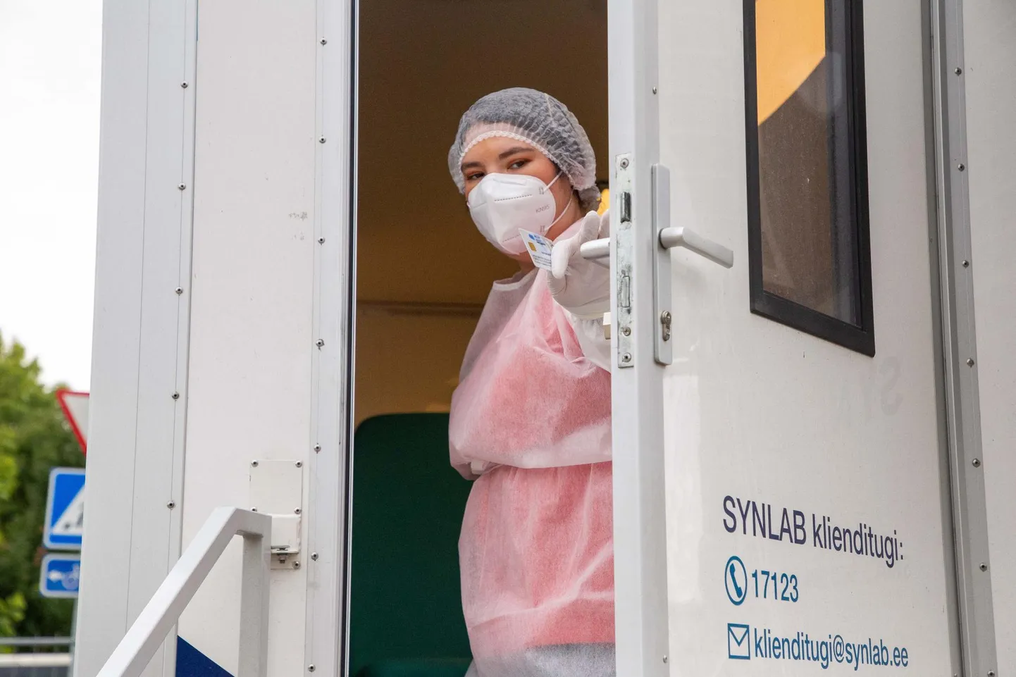 SYNLABi töötaja avab­ ukse ­ja kutsub kirja pandud aja peale järgmise testitava sisse.