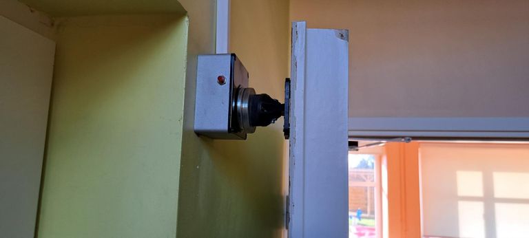 Tuletõkkeukse magnetsulgur aitab ust lahti hoida. Häire korral magnetväli kaob, uks sulgub ja lukustub automaatselt.
