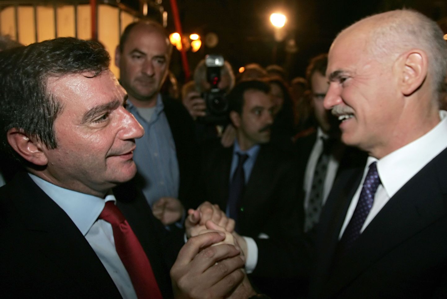 Kreeka peaminister George Papandreou (paremal) õnnitleb vastvalitud Ateena linnapead George Kaminist.