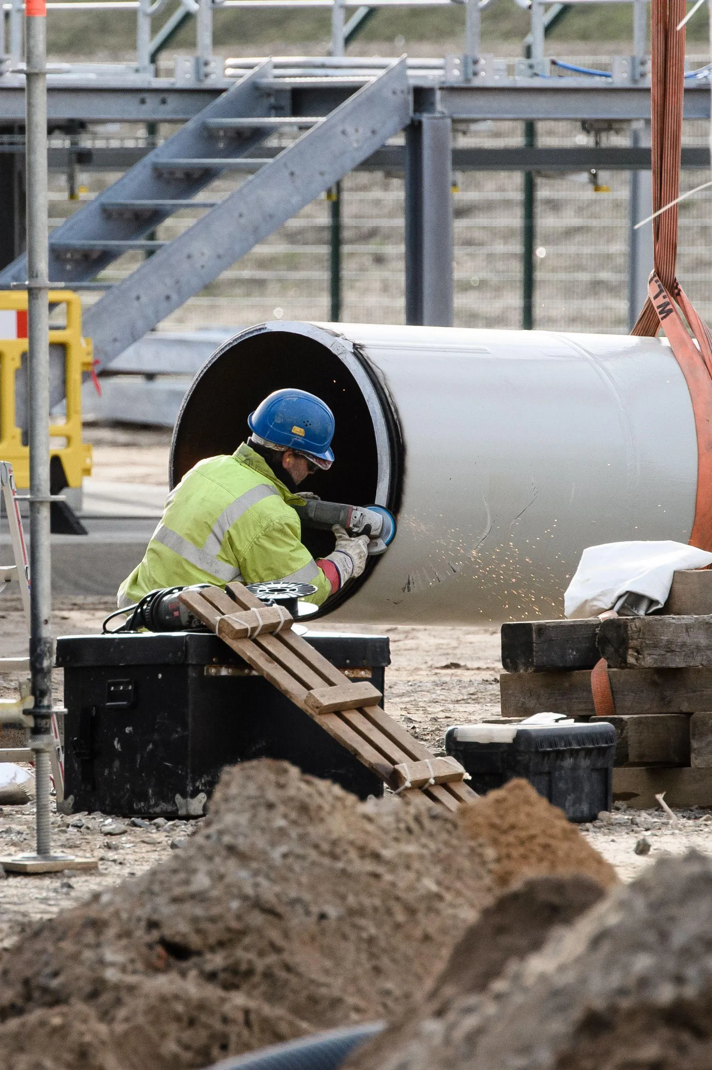 Töömees toimetamas Kirde-Saksamaal Lubminis, kus gaasitorujuhe Nord Stream 2 peaks jõudma Läänemerest maismaale. Ettevõte lootis alles hiljuti, et projekt viiakse lõpule veel tänavu.