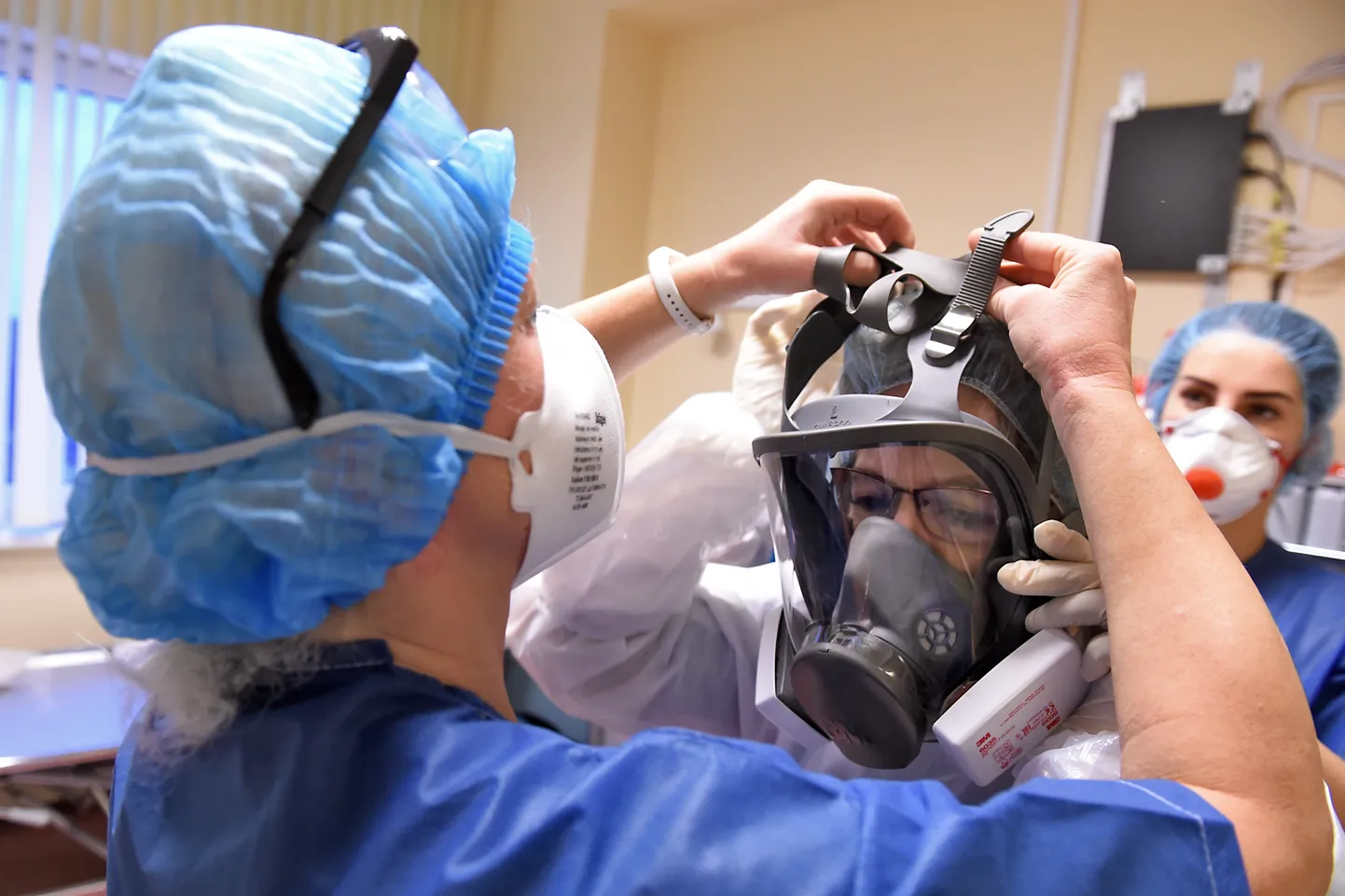 Rīgas Austrumu klīniskās universitātes slimnīcas stacionāra "Gaiļezers"  Bīstamo infekciju nodaļas personāls gatavojas Covid-19 pacientu aprūpei.