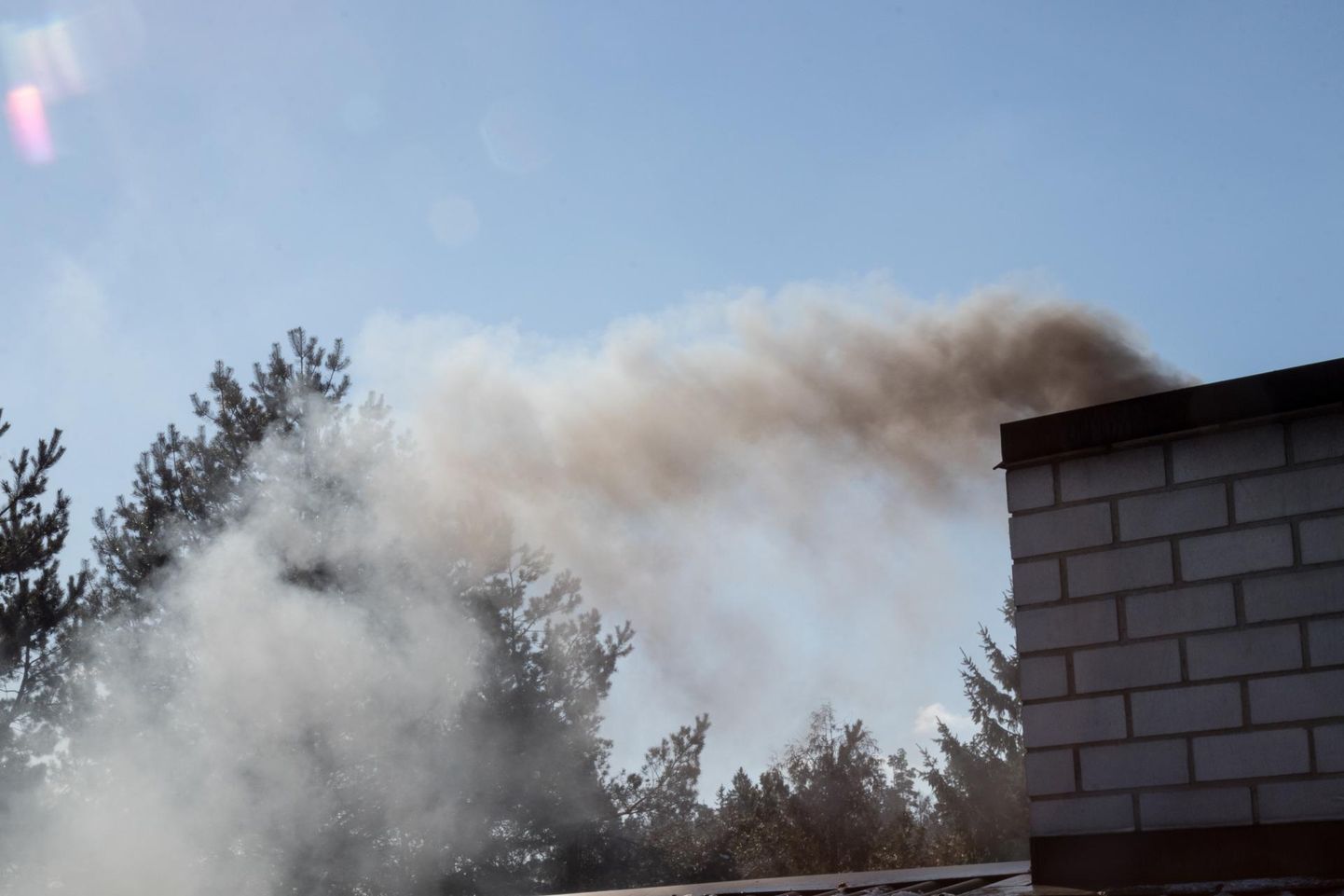 Niiske kütusega kütmine ja olmejäätmete põletamine koduahjudes suurendab õhusaastet.