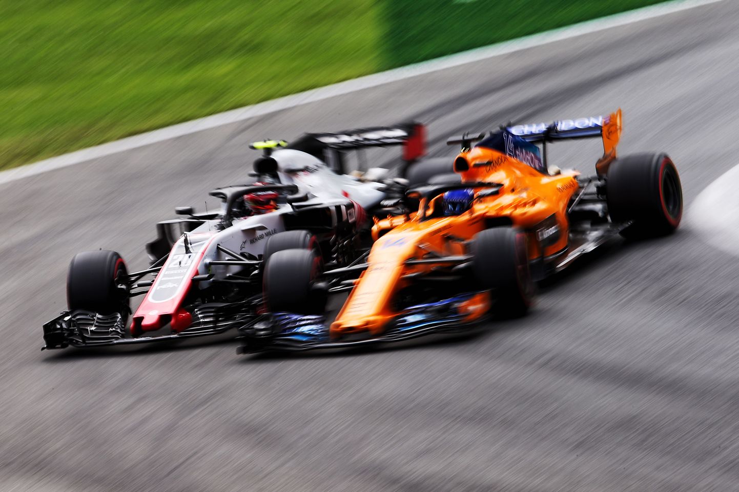 Kevin Magnusseni (vasakul) ja Fernando Alonso jaoks jäi Itaalia GP kvalifikatsioonis avakurv natuke kitsaks.