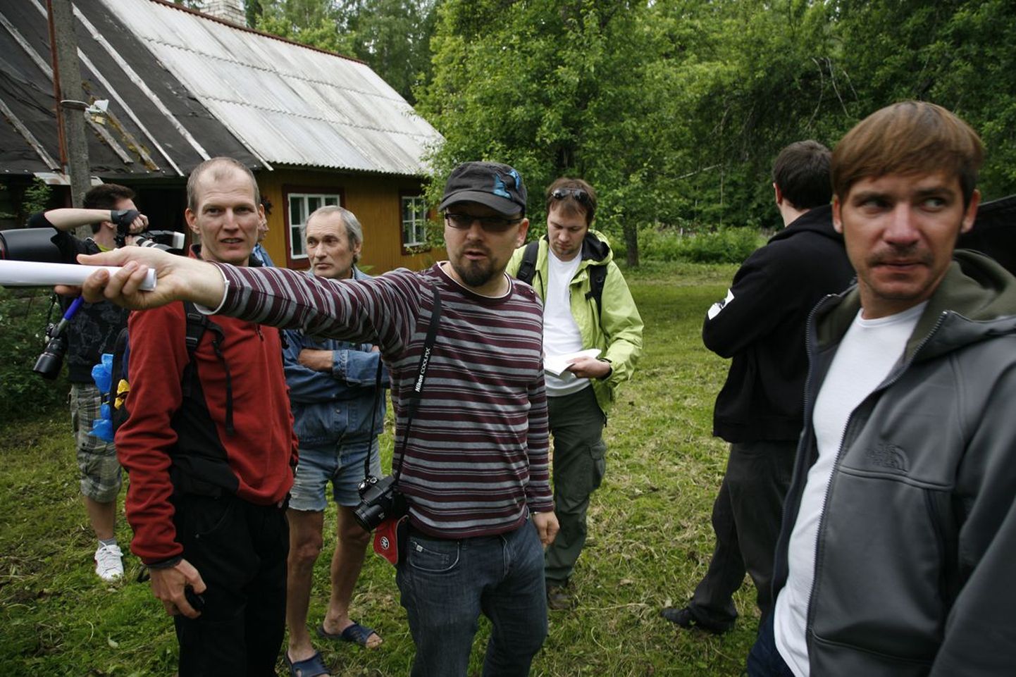 Filmitalgute meeskond uuris Jürimardi talus, milliste vaatenurkade alt filmida ja kuhu kaamerad paigutada. Režissöör Rene Vilbre (keskel) näitab Jan Vutile (vasakul) ja tema kaaslastele, kuidas filmimine augustis toimuma hakkab.