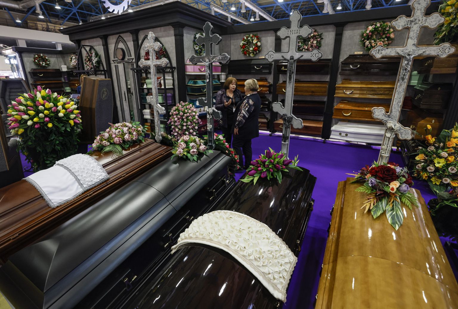 Surnukirstude hinnad on Pihkvas kasvanud tänavu kolmandiku võrra ning kallimad neist maksavad 100 000 rubla. Pildil on novembri alguses Moskvas toimunud matusetarvete mess. Moskvas maksab keskmine matus 3200 eurot.