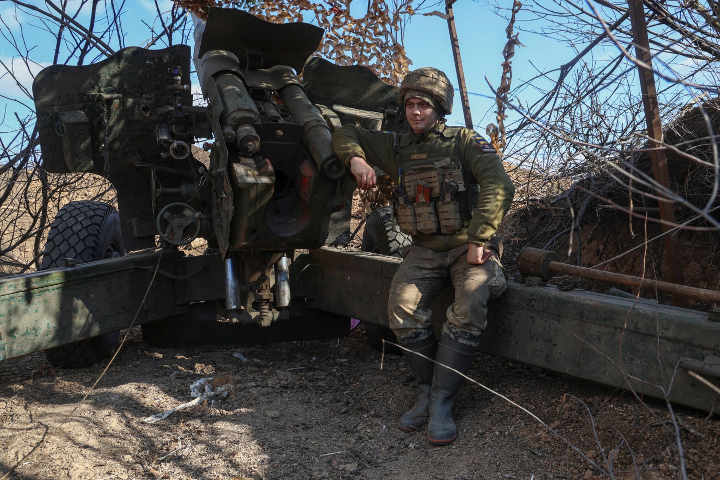 Ukraina sõdur tõelise D-20 haubitsa kõrval Donestki oblastis. Rindele on paigutatud Vene tule enda peale meelitamiseks aga ka sama relva mulaaže.
