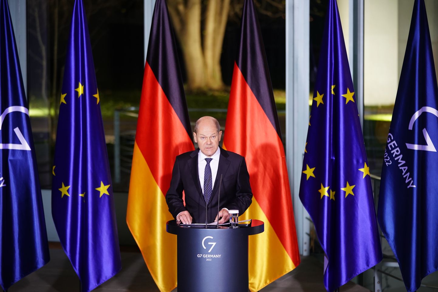 Saksamaa kantsler Olaf Scholz pöördumas meedia poole pärast G7 juhtide videokonverentsi.