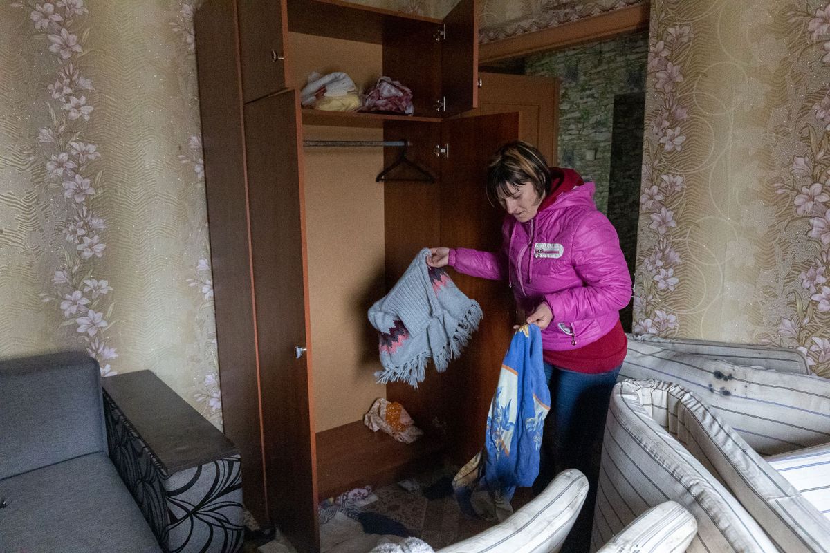 Наталья показывает свой пустой шкаф, в котором остались только несколько кофт, которые российским солдатам не приглянулись. 