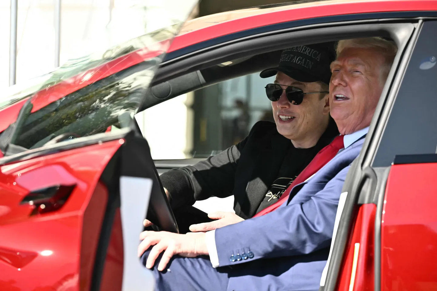 Donalds Tramps un Īlons Masks "Tesla" automobilī, kuru ASV prezidents 11. martā iegādājās kā atbalsta zīmi Maskam