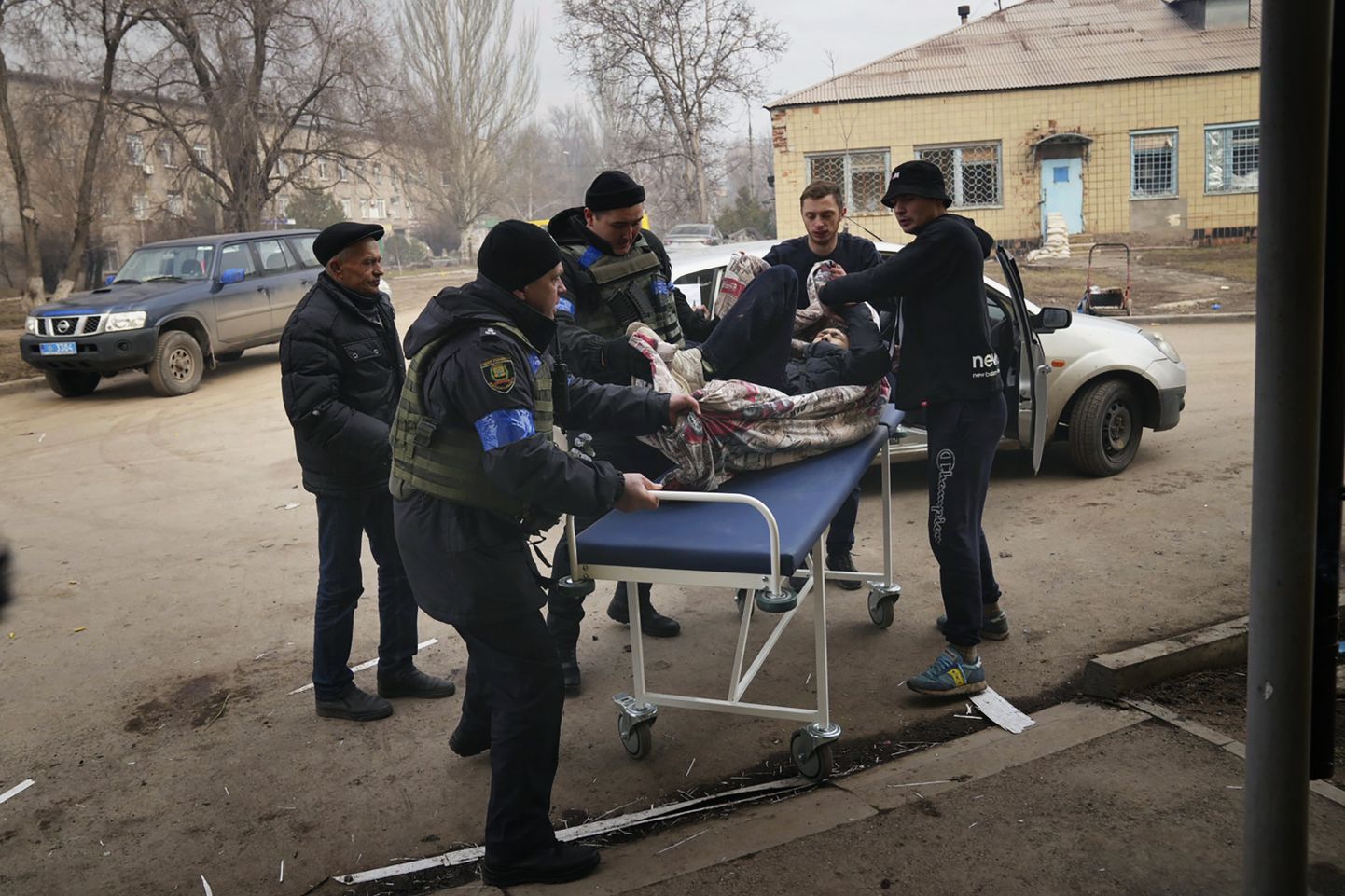 Mariupolis viiakse rünnakus vigastada saanud meest haiglasse.