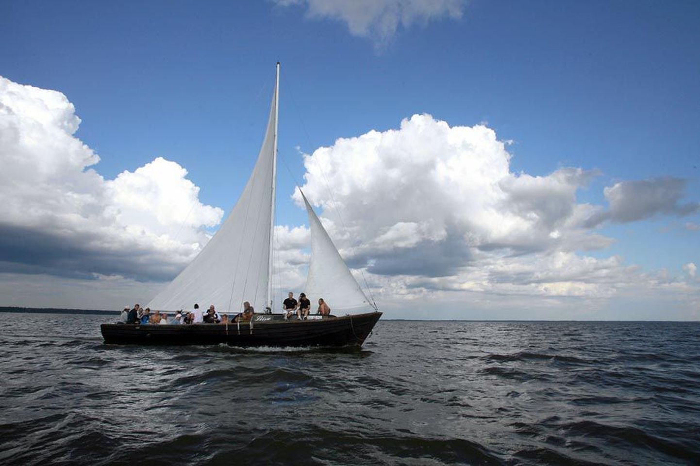 Valmat kodusadamaks pidav purjekas Liisu on juba aastaid lustijaid sõidutades Võrtsjärve laineid kündnud.
