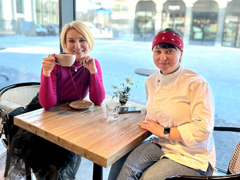 Инна Гордиенко и ее знакомая, украинка Мария, шеф-кондитер французского кафе в Таллинне.