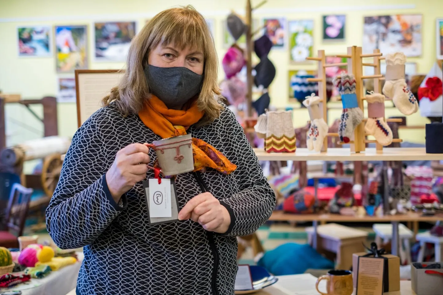 “Rahvas valis oma lemmikuks keraamilise tassi, mis on inspireeritud Saarde hallist kampsunist ja kuue kaaruspaelast,” näitas MTÜ Saarde Käsitöökeskuse juhataja Tiina Kuum kohaliku keraamiku Maarja Jalasto loomingut.